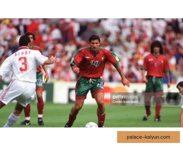 菲戈在巴萨时期表现稳健，奠定其世界级边锋地位